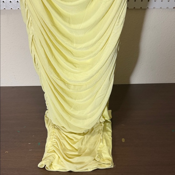 BABYBOO butter Yellow Ruched Maxi Dress. Size Medium NEW WITH TAGS - Picture 4 of 7